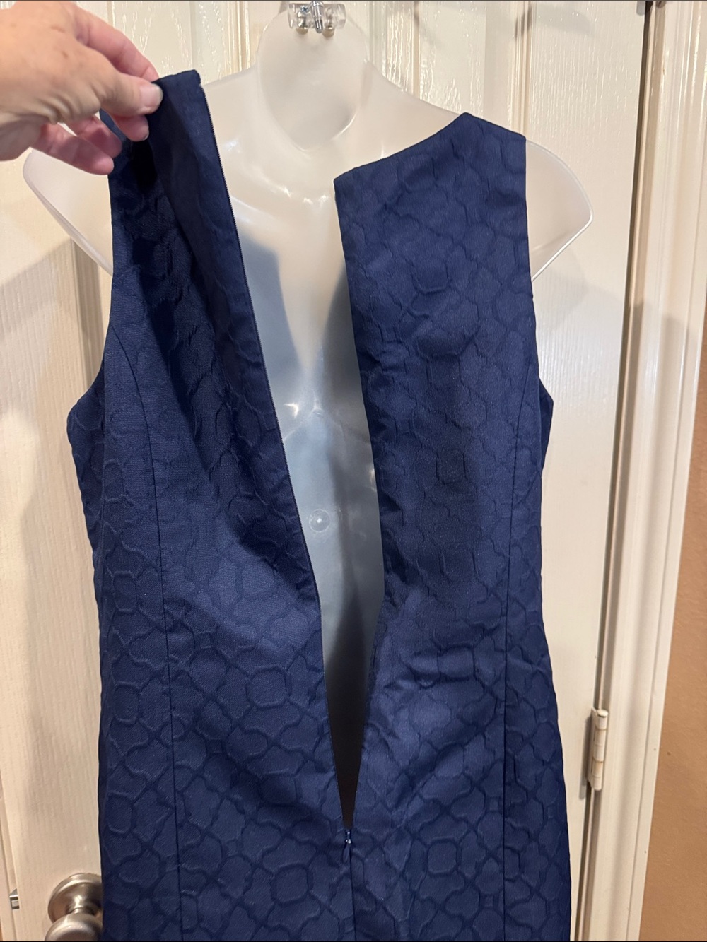 Pappagallo Navy and Gold Sleeveless Dress.
Sz 6 - Picture 8 of 10